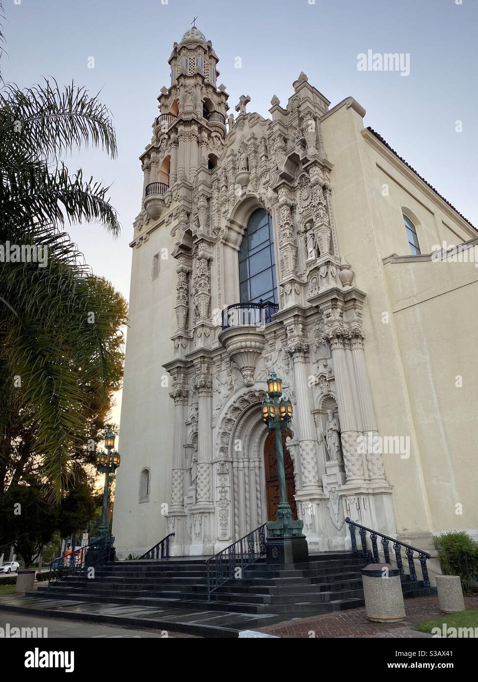 LOS ANGELES, CA, JUL 2020: St. Vincent De Paul Catholic Church, in der Nähe der University of Southern California, Exposition Park und Downtown LA. Stockfoto