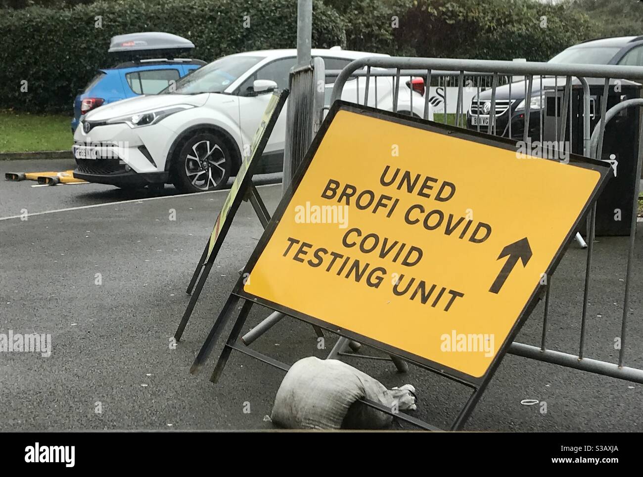 Covid Testschild in Swansea. - Smartphone-aufgenommenes Stockfoto