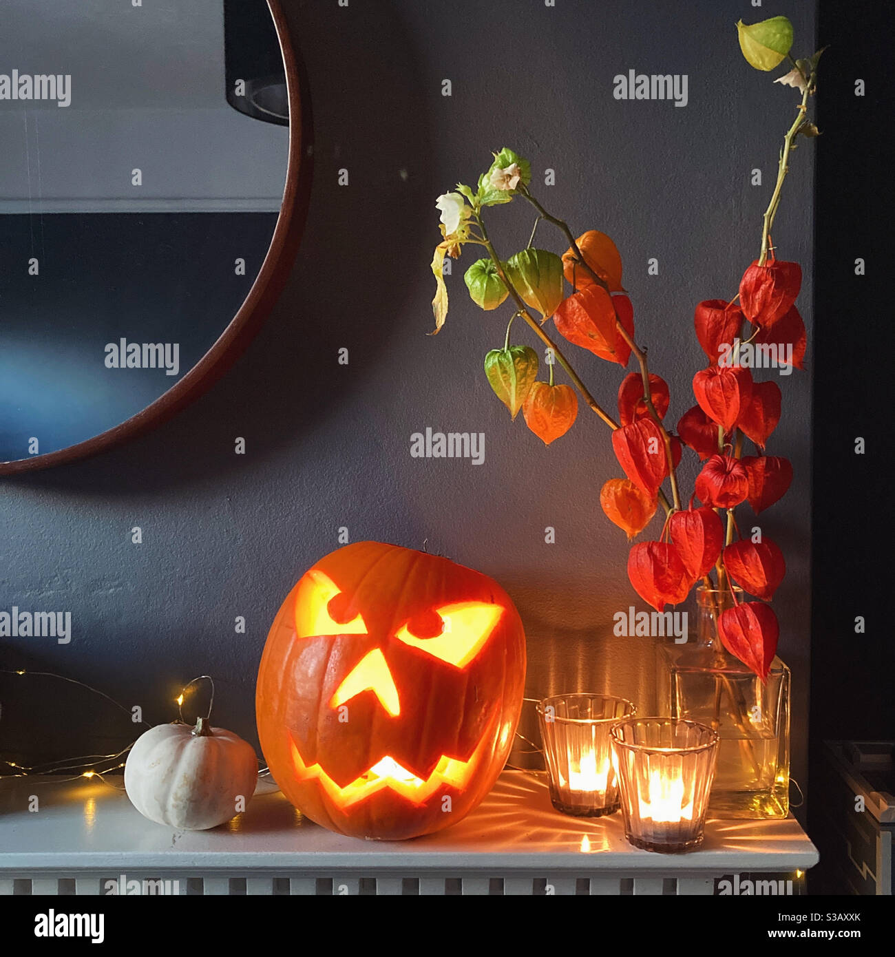 Halloween-Display auf einem Kaminsims Stockfoto