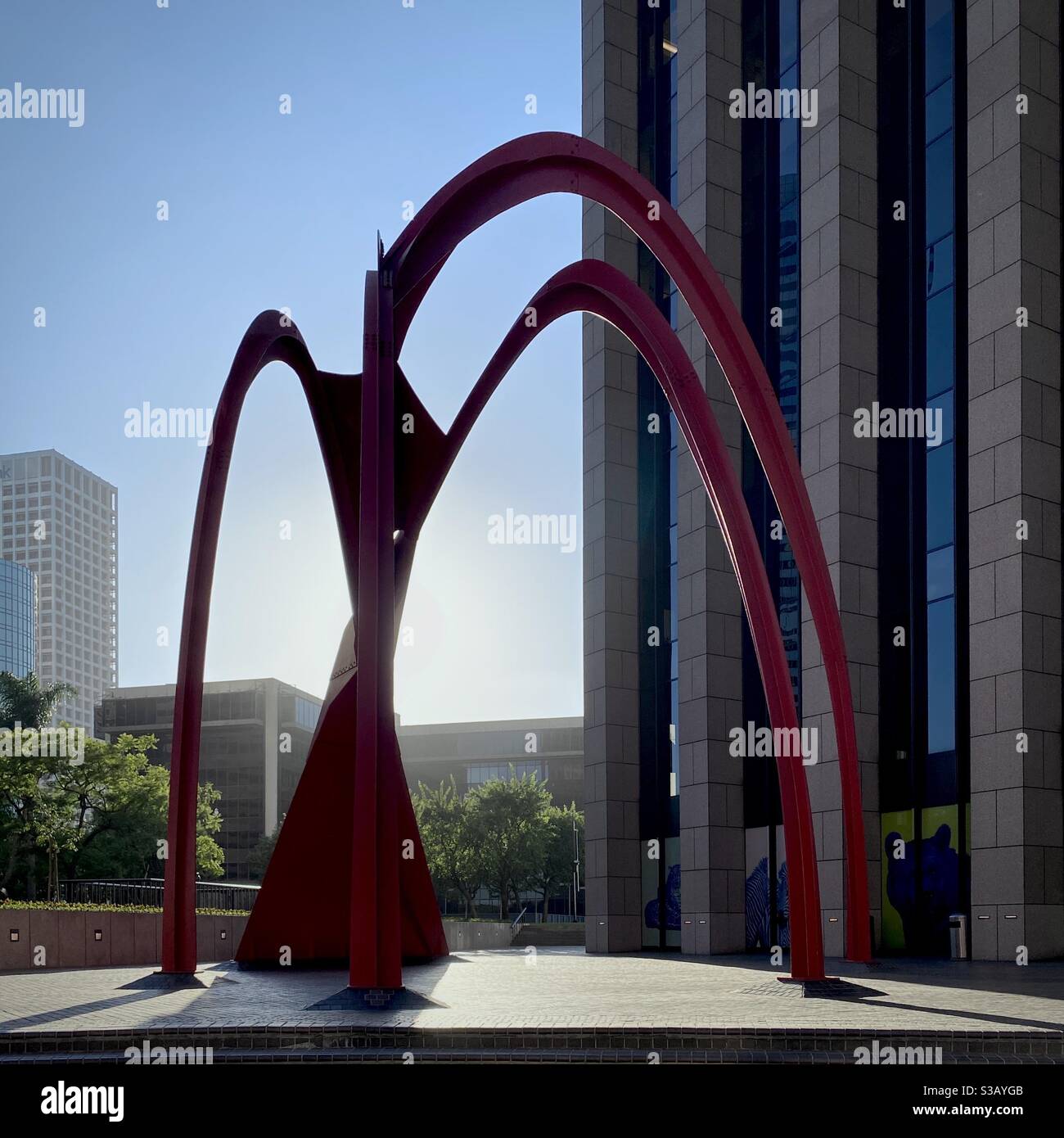 LOS ANGELES, CA, 2020. JULI: Leuchtender roter Stahl, Skulptur aus vier Bögen von Alexander Calder auf der Bank of America Plaza in Downtown - Smartphone-aufgenommenes Stockfoto