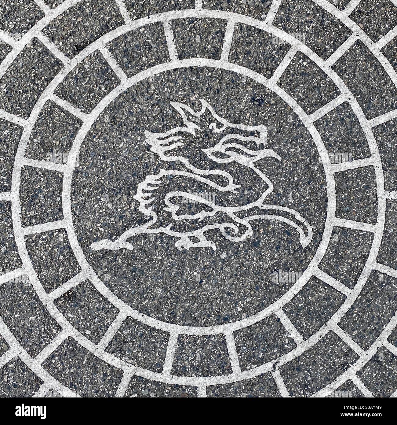 LOS ANGELES, CA, JUL 2020: drachen-Symbol und Muster in Fußgängerüberwegen, China Town Bezirk der Innenstadt Stockfoto