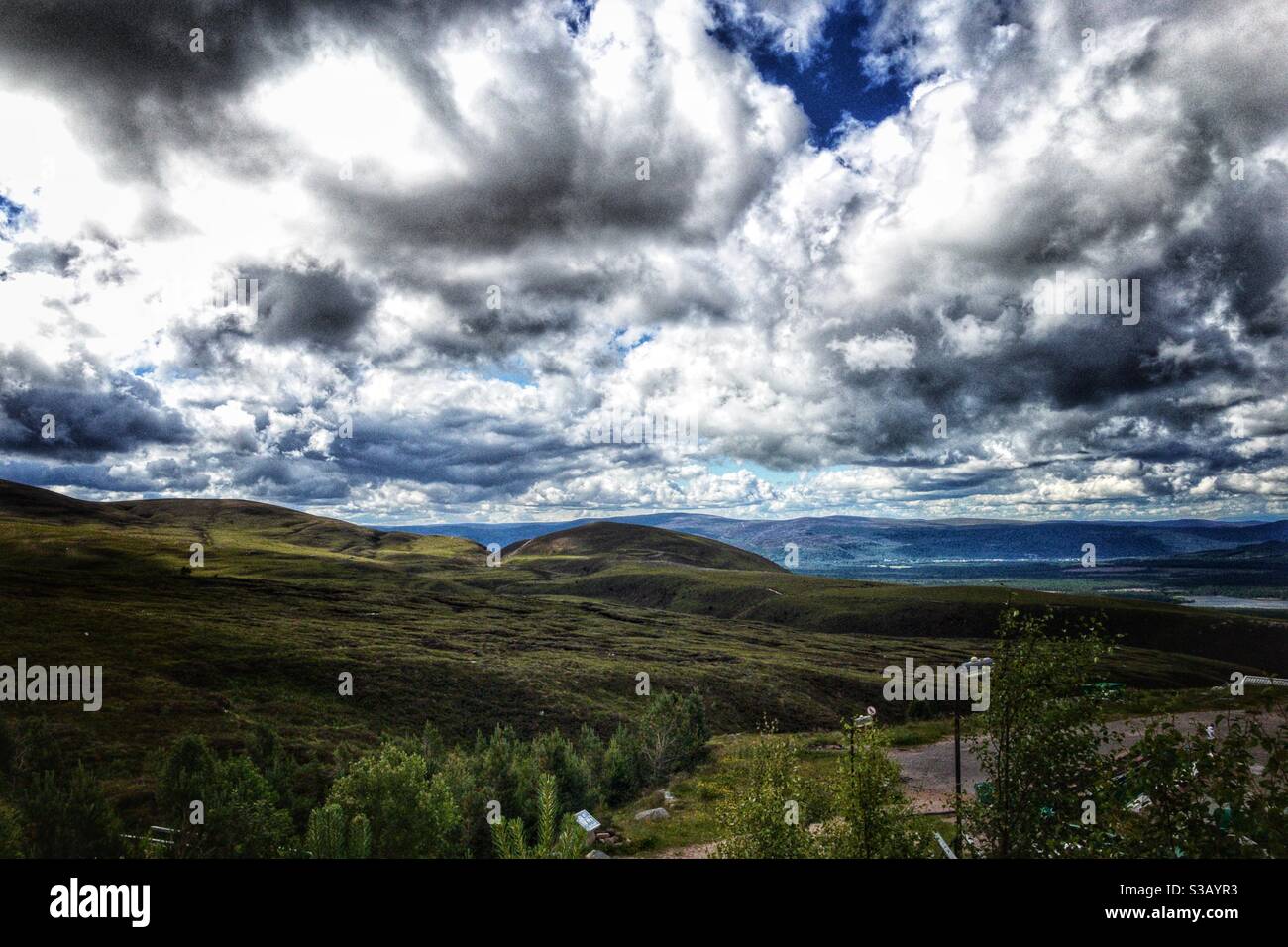 Berge der Cairngorms und Loch Morlich, Schottland. Stockfoto