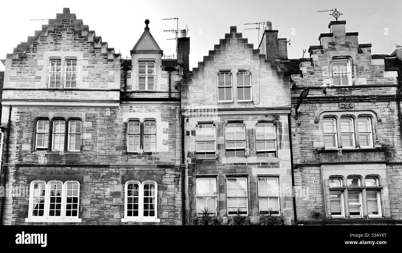 Historische Architektur in Edinburghs Altstadt, Schottland, ein beliebtes Touristenziel. Stockfoto