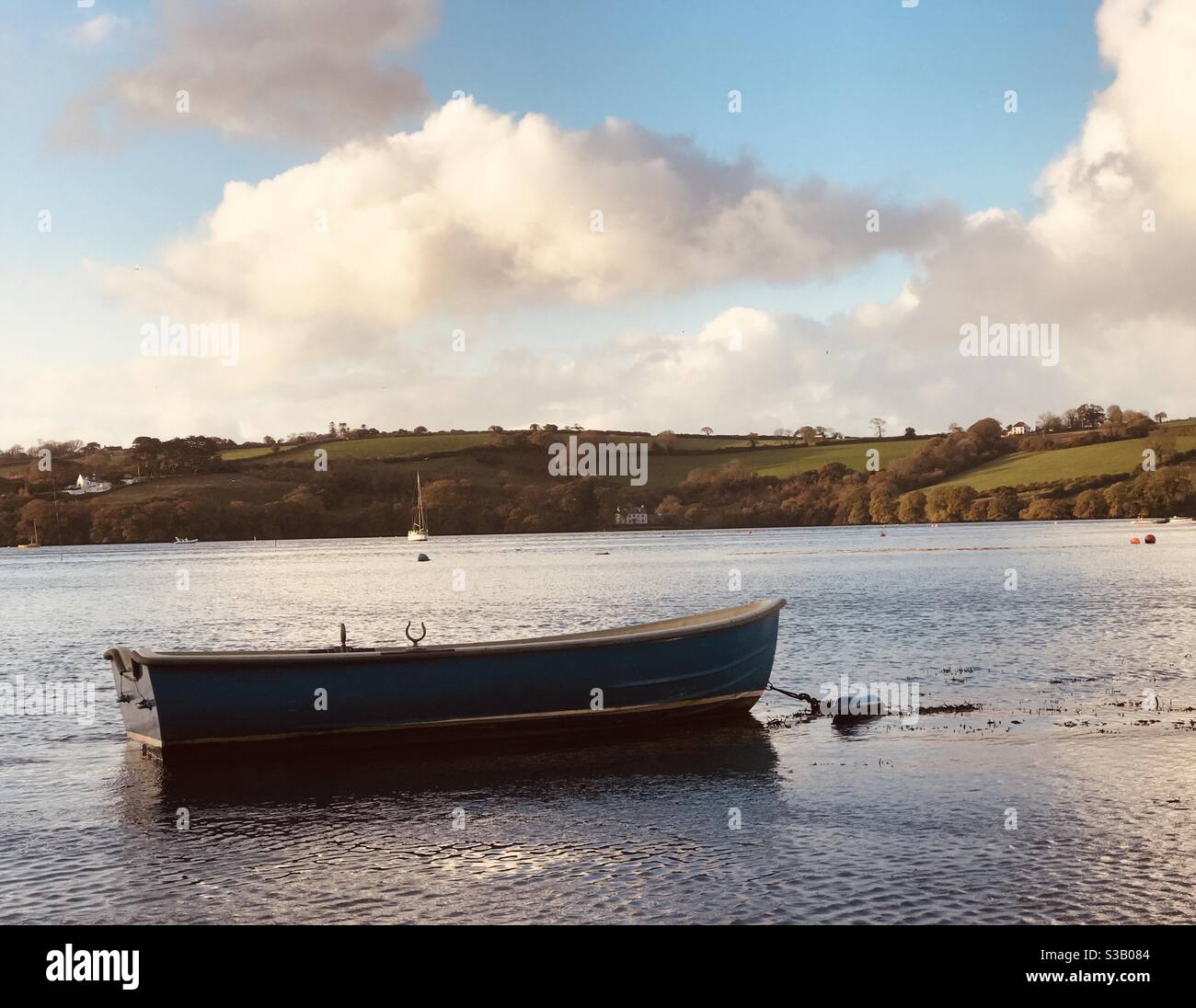 Blaues Beiboot am Morgen - Smartphone-aufgenommenes Stockfoto