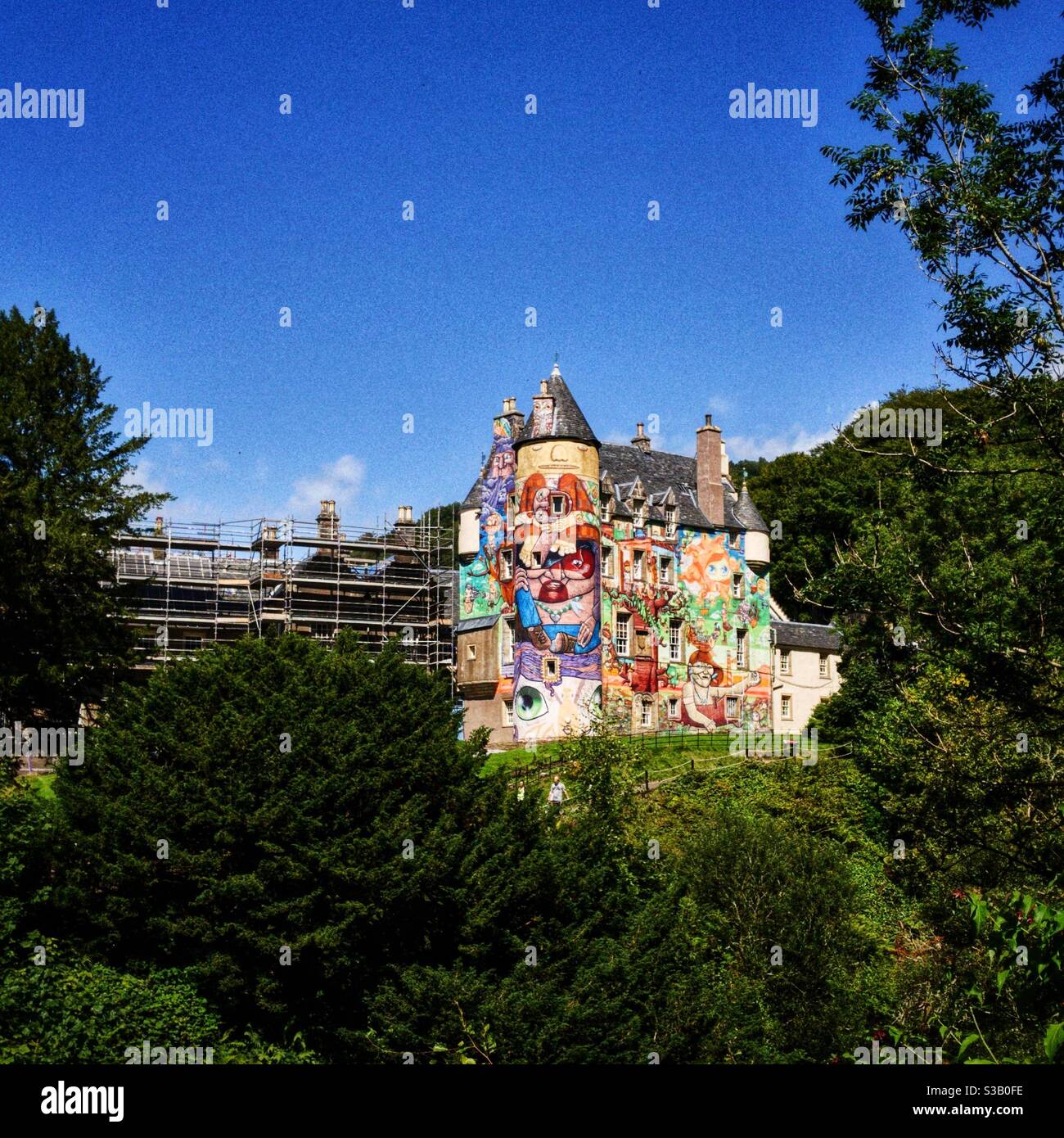 Kelburn Castle gemalt in hellen brasilianischen Graffiti in Fairlie, North Ayrshire, Schottland. Stockfoto