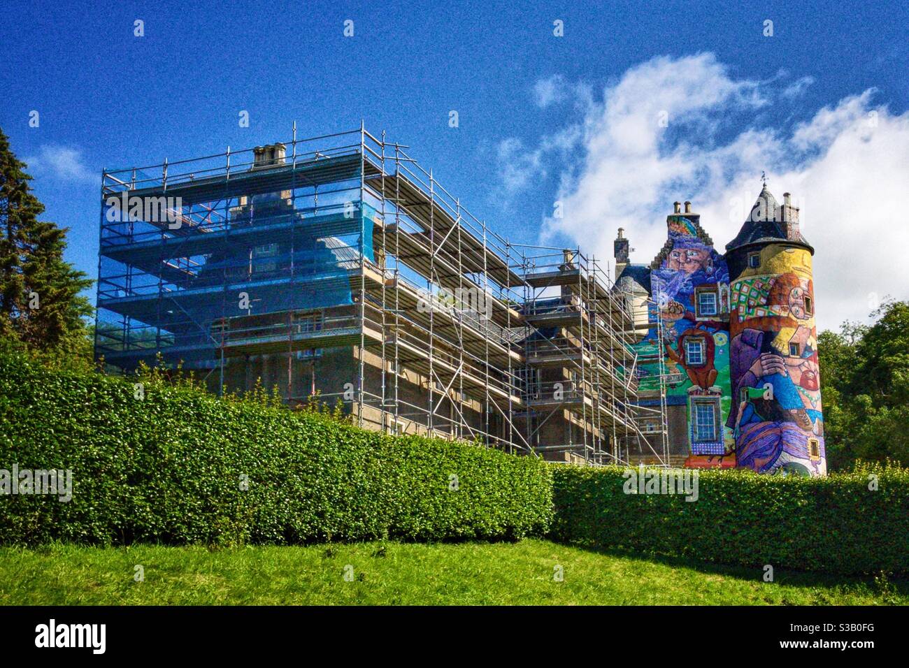 Kelburn Castle gemalt in hellen brasilianischen Graffiti in Fairlie, North Ayrshire, Schottland. Stockfoto