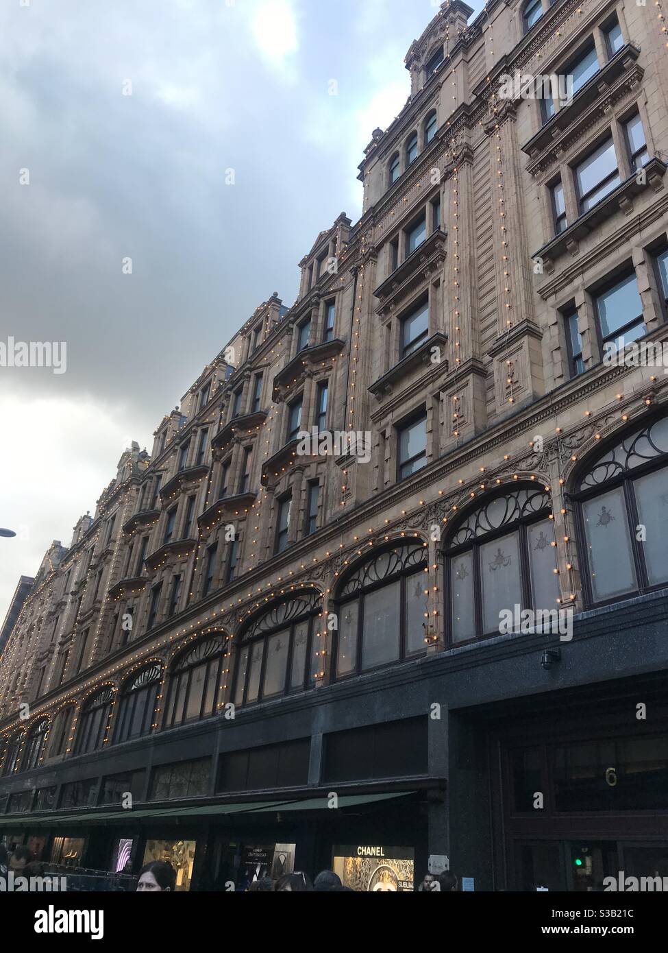 Außenfassade des Kaufhauses Harrods in Knightsbridge, London, Großbritannien - Smartphone-aufgenommenes Stockfoto