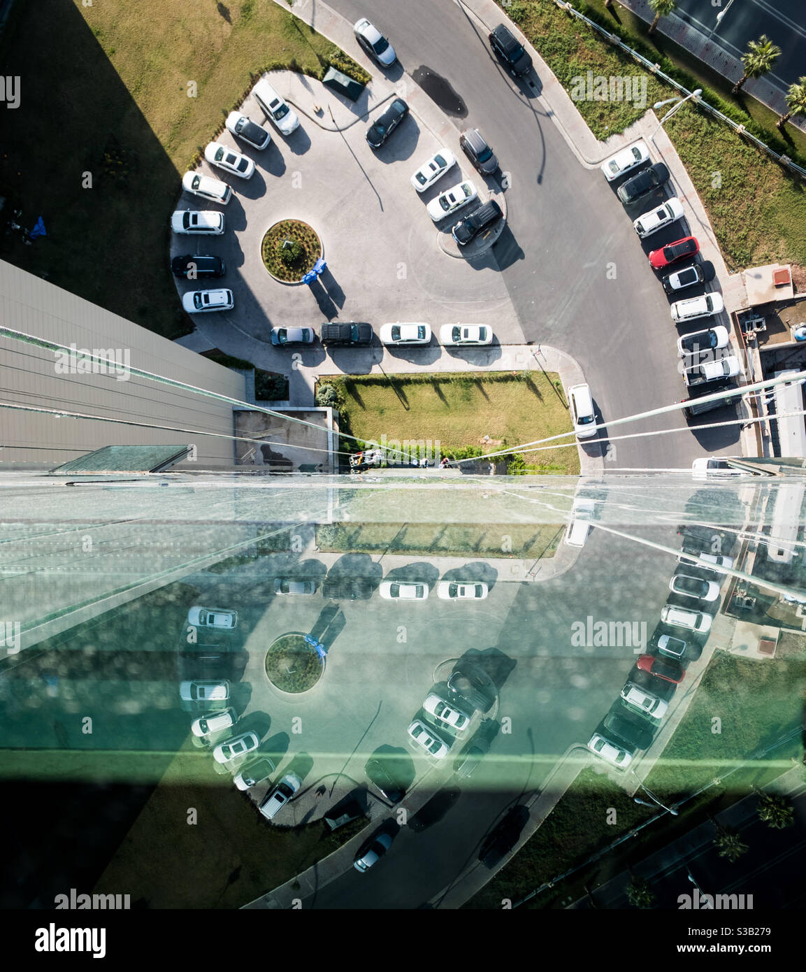 Reflexionen über Reinigung hoch gebaut - Smartphone-aufgenommenes Stockfoto