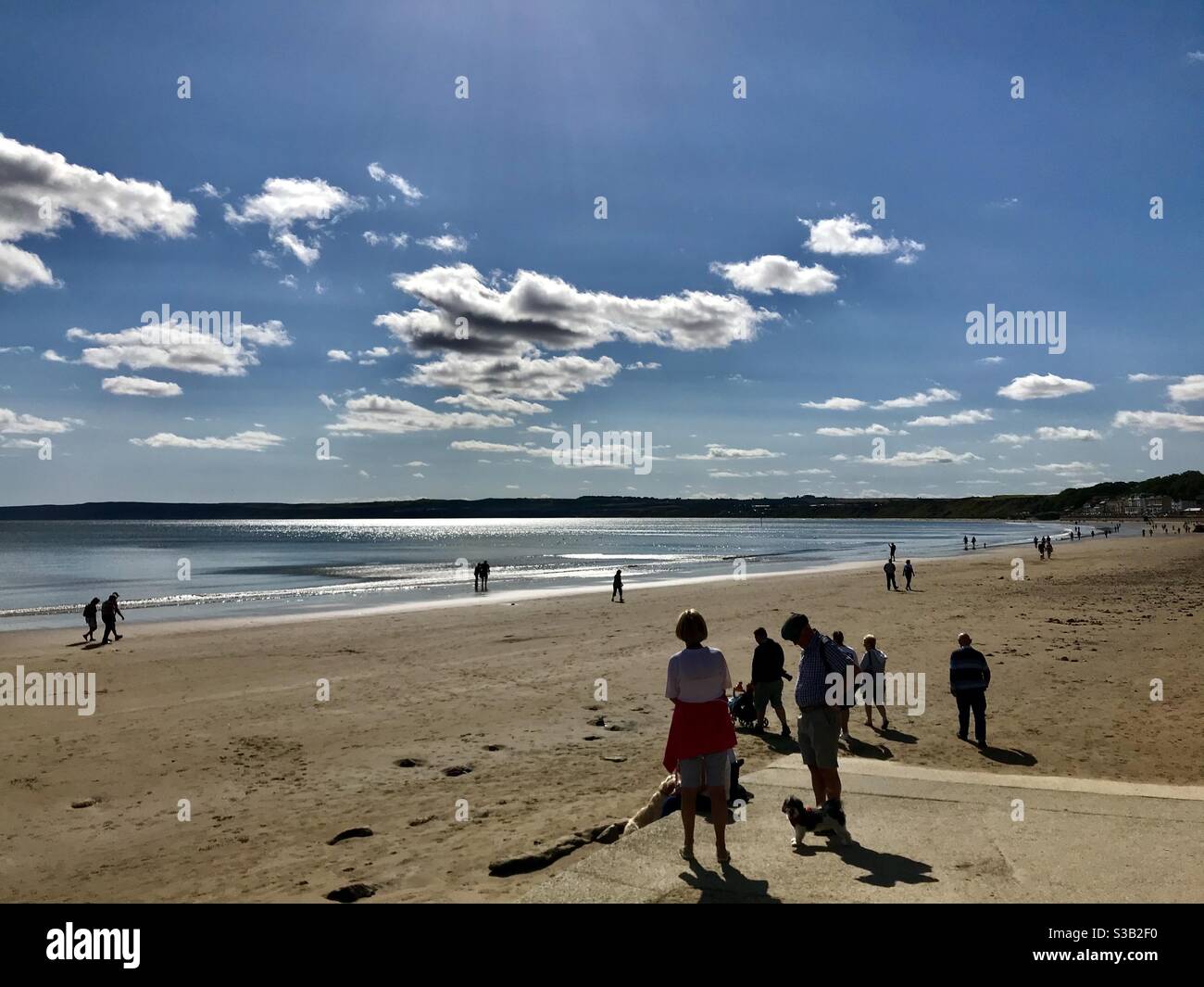 Urlauber am Filey Beach, North Yorkshire Ostküste, Nordengland Großbritannien Stockfoto