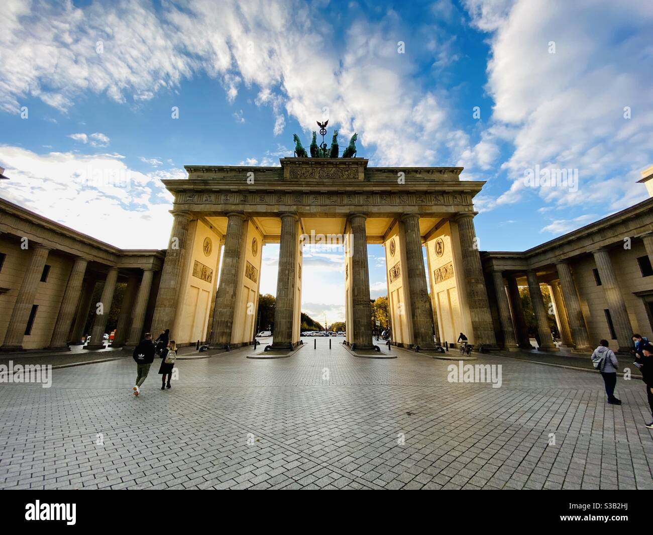 Sonnenuntergang beleuchtet das Brandenburger Tor. Berlin, Deutschland. Stockfoto