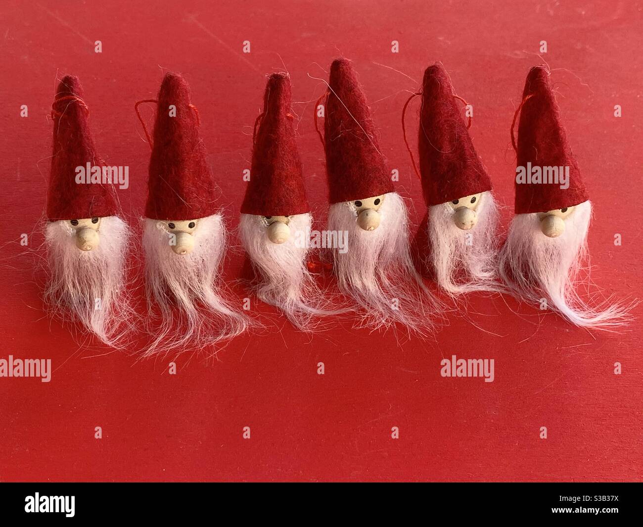 Weihnachtsgoblins in einer Reihe Stockfoto