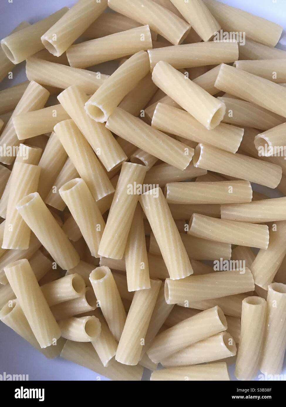 Nahaufnahme der trockenen Tortiglioni Pasta Stockfoto