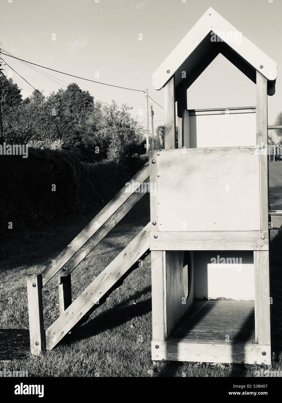 Monochrome Spielplatzstruktur - Smartphone-aufgenommenes Stockfoto