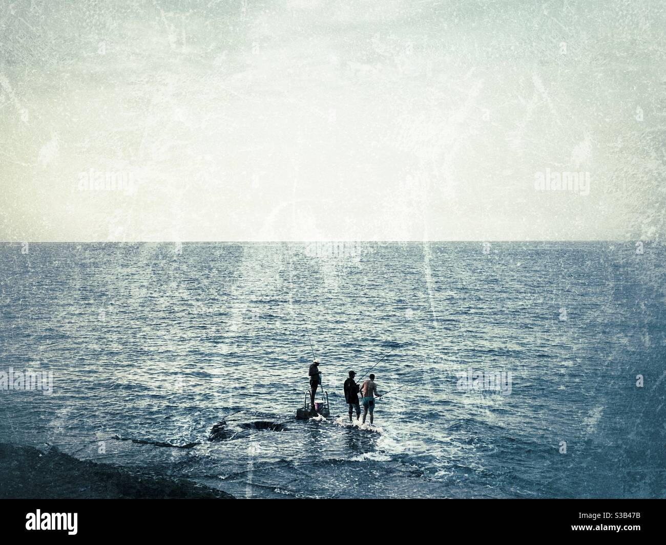 Fischer in der Herbstsaison am Beirut Lebanon Rock Beach - Smartphone-aufgenommenes Stockfoto