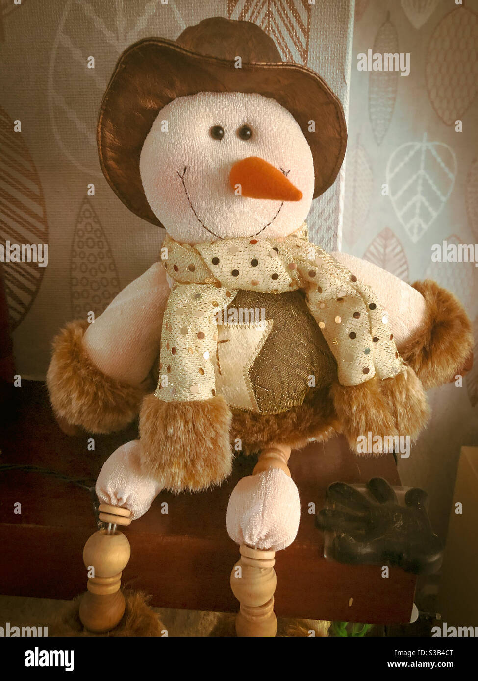 Ein weihnachtsschneemann Dekoration und Sie sitzt auf einer Kante. Stockfoto