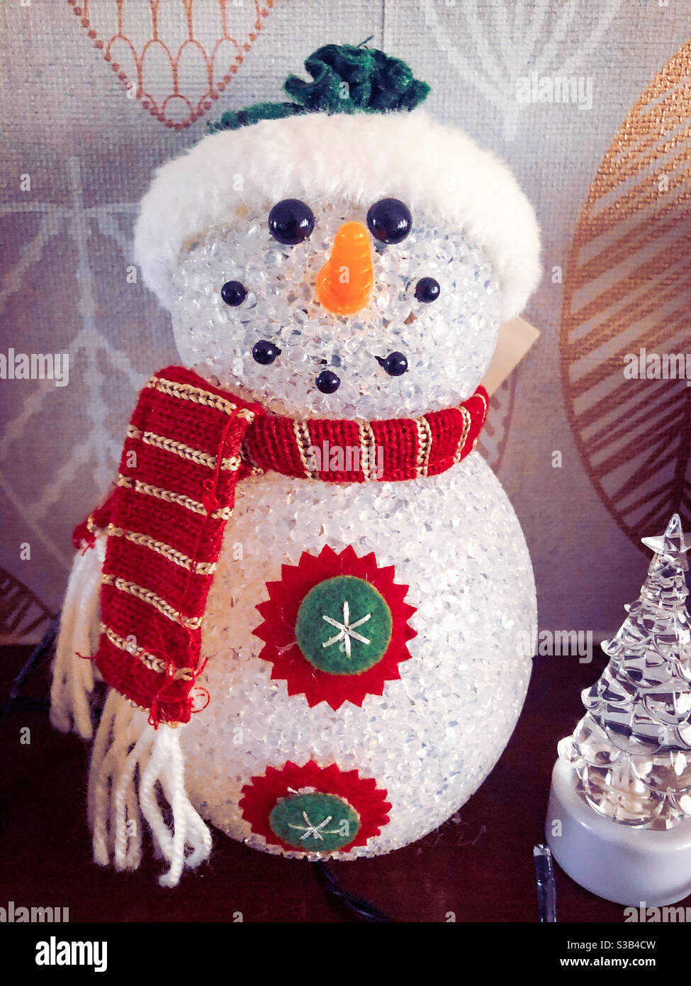 Ein Schneemann Weihnachtsdekoration saß auf einem Regal. Stockfoto