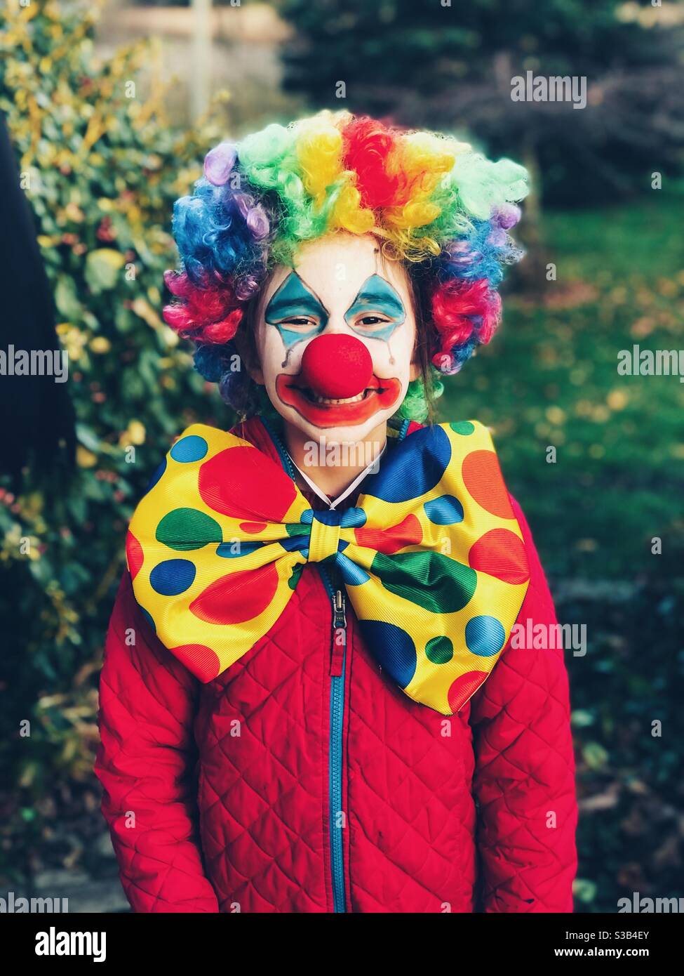 Junges Mädchen verkleidet in Clown Kostüm für Halloween Stockfoto