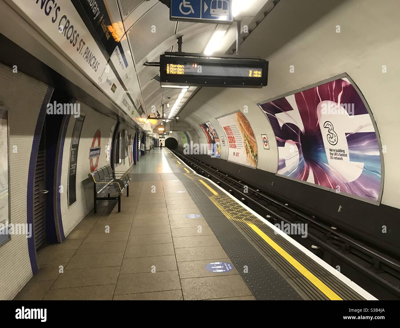Kings Cross U-Bahn Nordlinie Plattform unter Lockdown, London, Großbritannien, ohne Passagiere Stockfoto