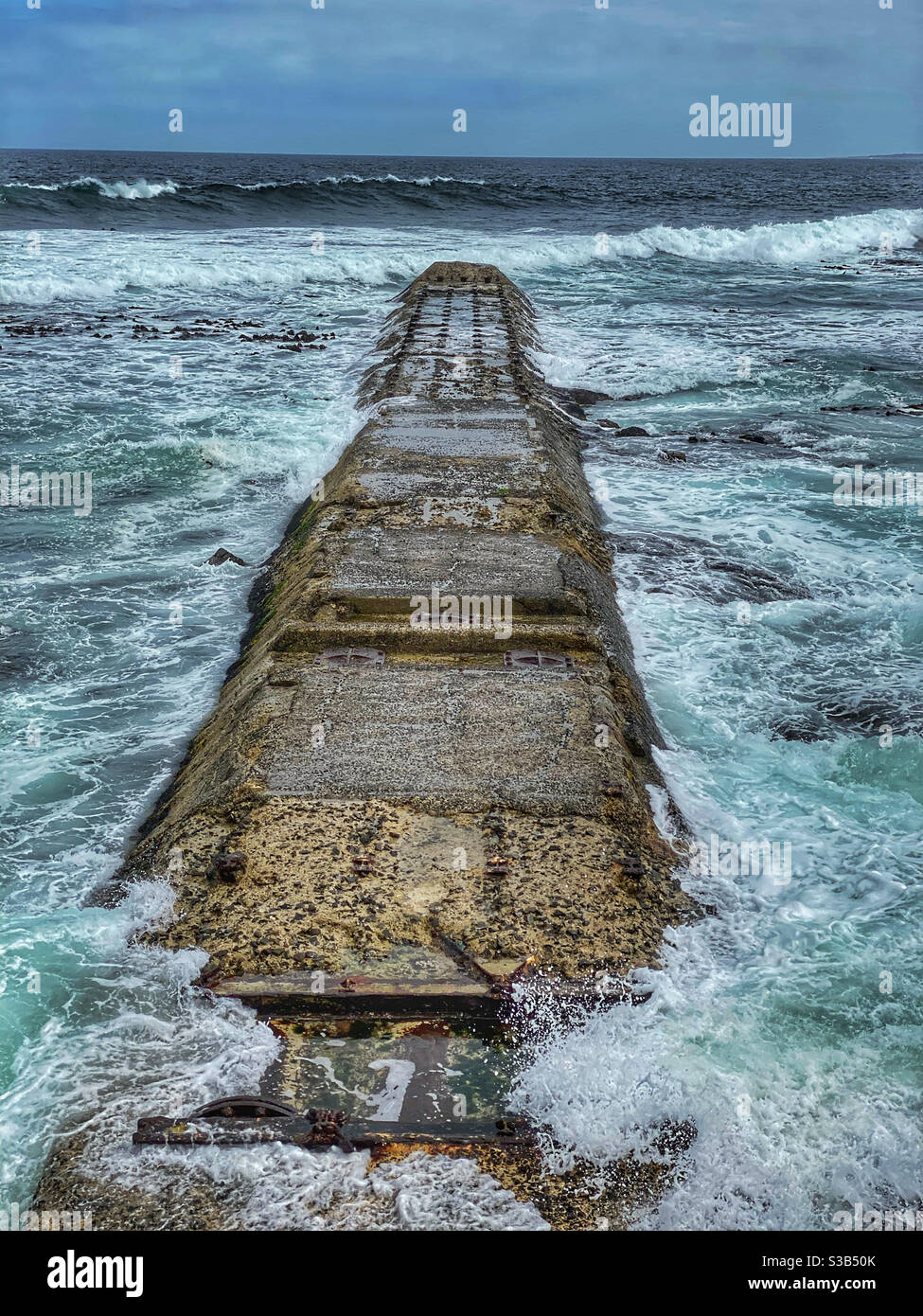 An der Seapoint Promenade, Kapstadt, Südafrika, fließendes Sturmwasser ins Meer. Stockfoto