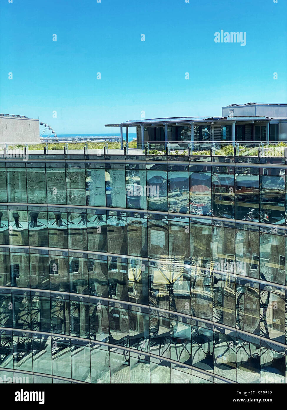 Reflexionen an Fenstern in V&A Waterfront, Kapstadt, Südafrika. - Smartphone-aufgenommenes Stockfoto