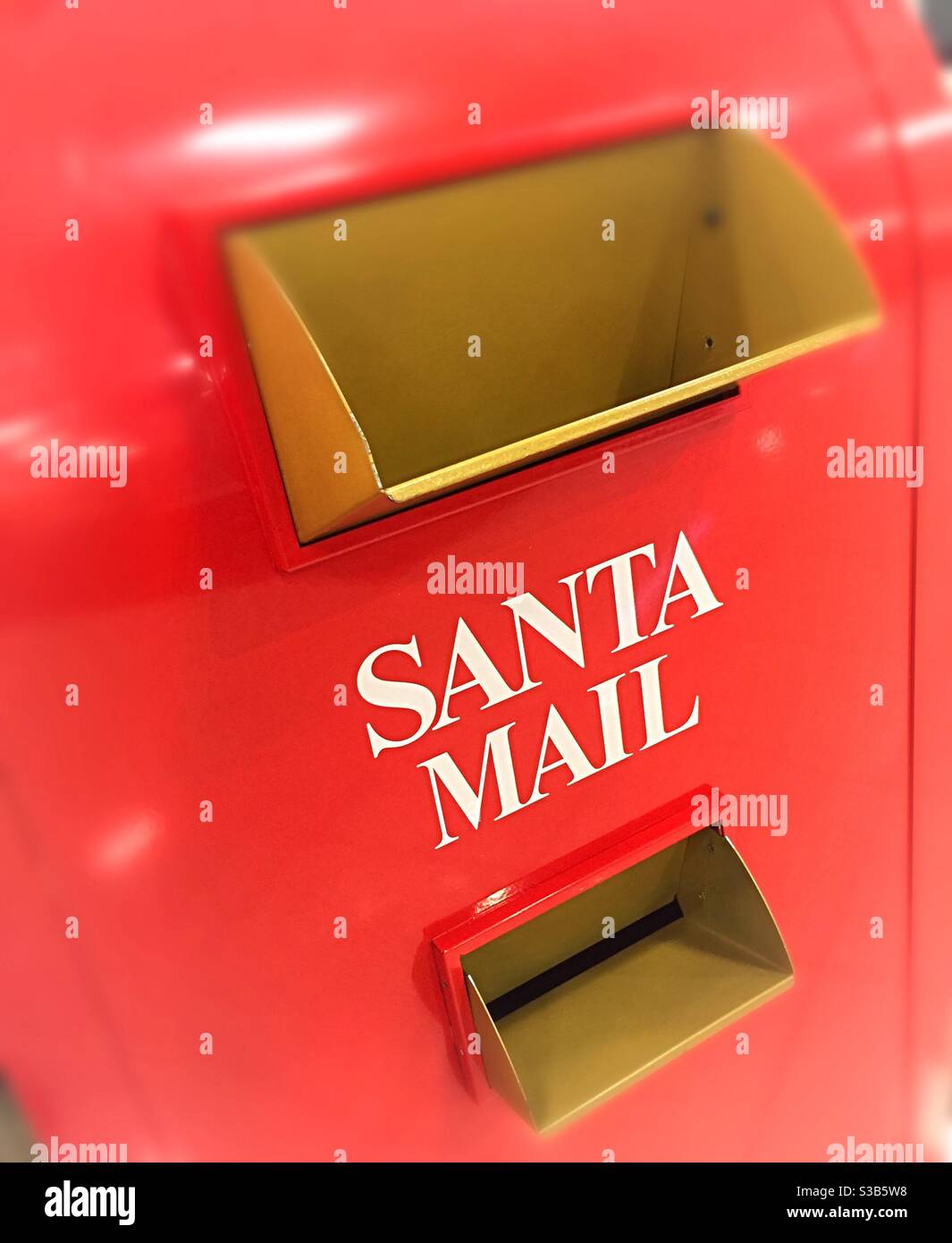 Santa Briefkasten akzeptiert schriftliche Anfragen für Geschenke von Kindern im ganzen Land, Vereinigte Staaten - Smartphone-aufgenommenes Stockfoto