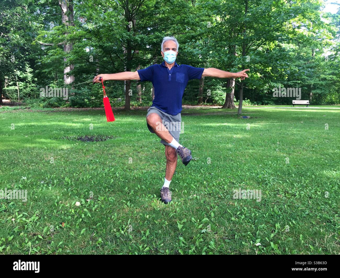 Tai-Chi im Park - Smartphone-aufgenommenes Stockfoto