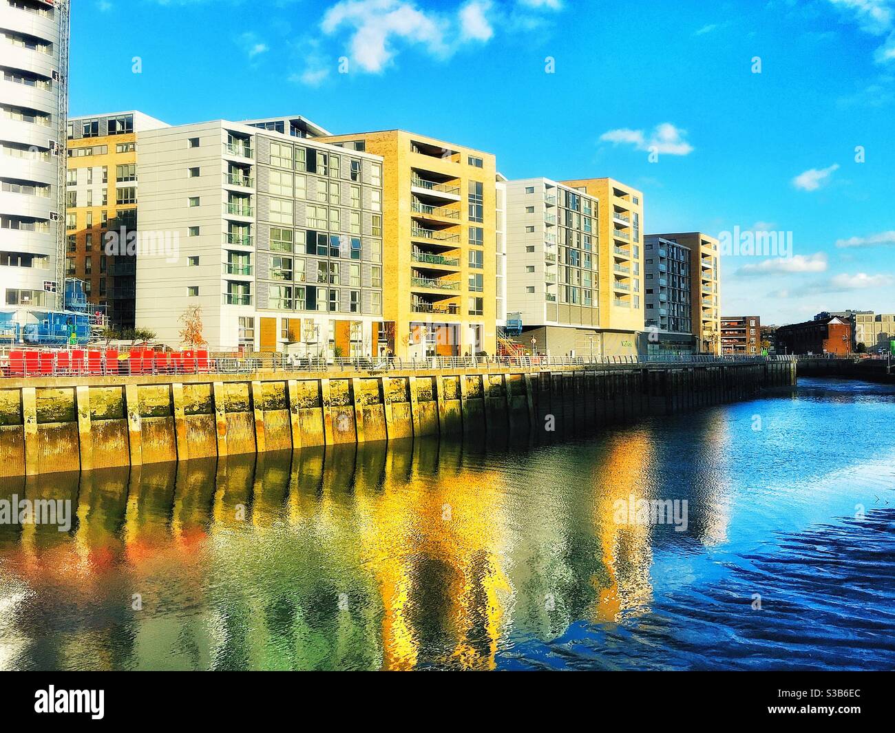 Spiegelungen von Neubauten in Greenwich. Stockfoto