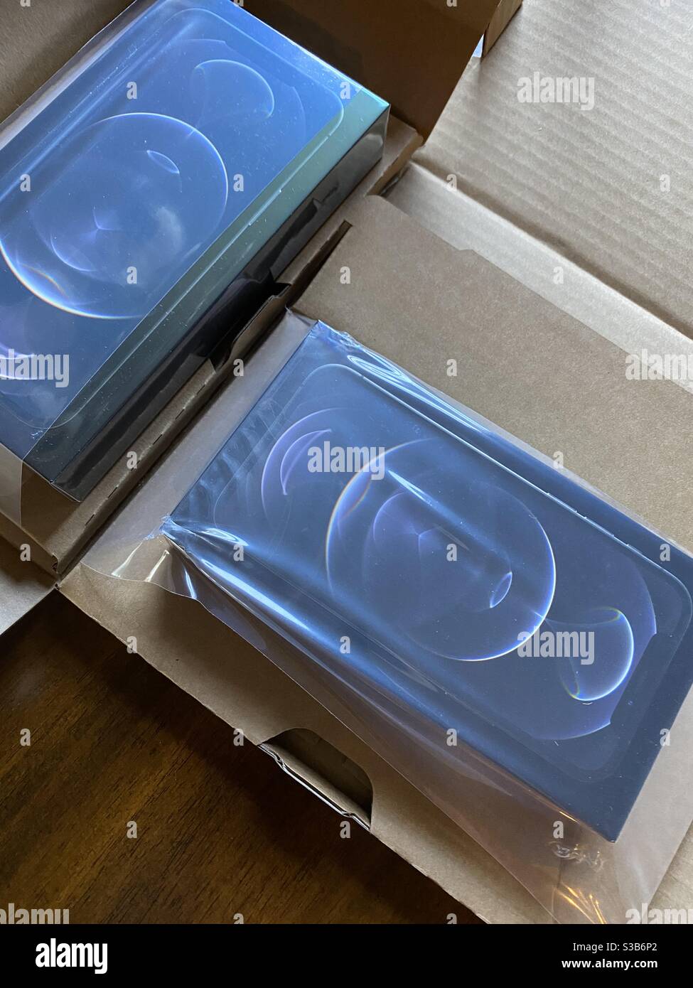 Neue Apple iPhone 12 pro und pro max Handys mit Versandkartons Stockfoto