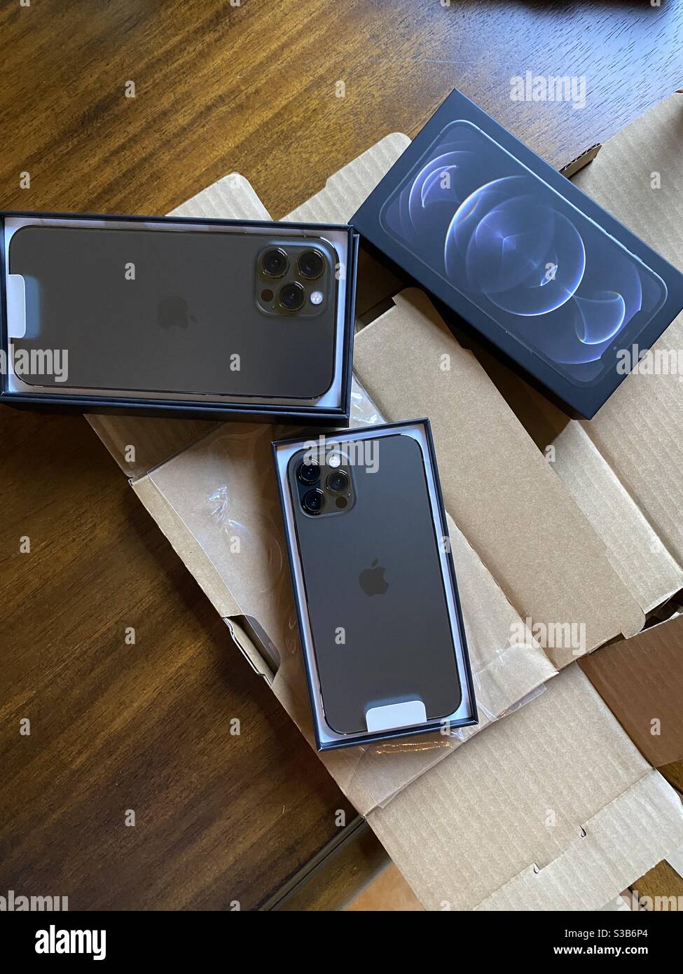 Neue Apple iPhone 12 pro und pro max Handys mit Verpackung Stockfoto