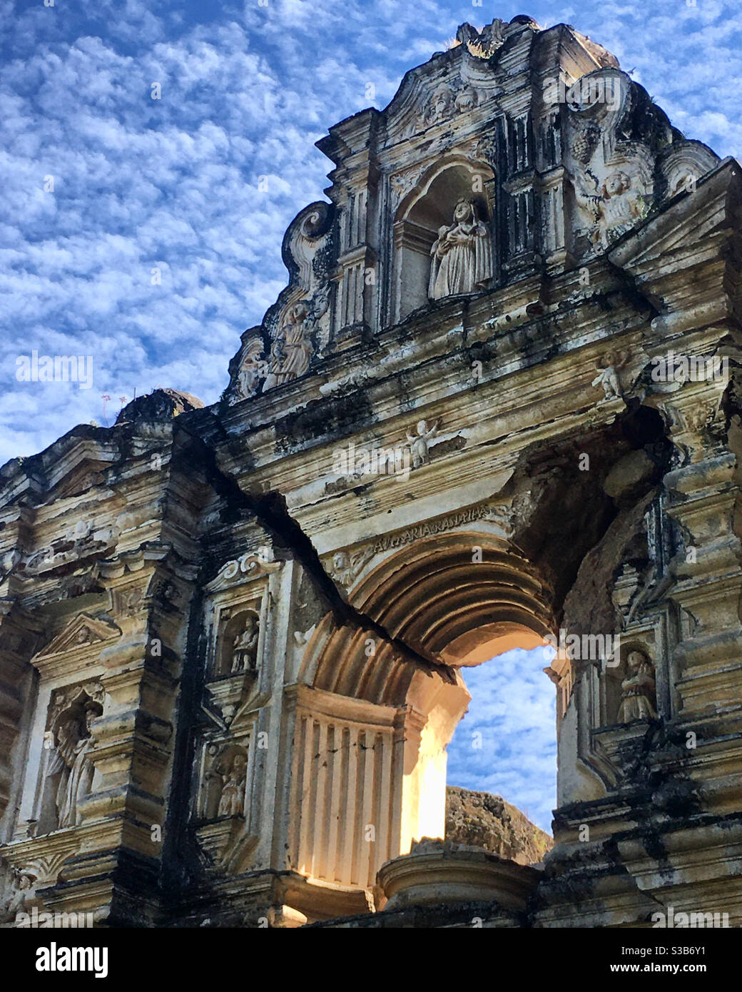 Alte spanische Kolonialkirche Ruinen in Antigua, Guatemala Stockfoto