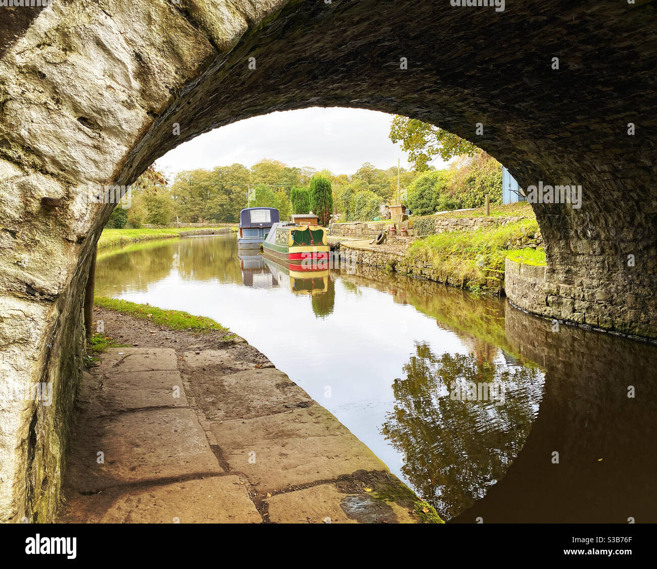 Kanalboot auf dem Leeds Liverpool Canal bei Gargrave Stockfoto