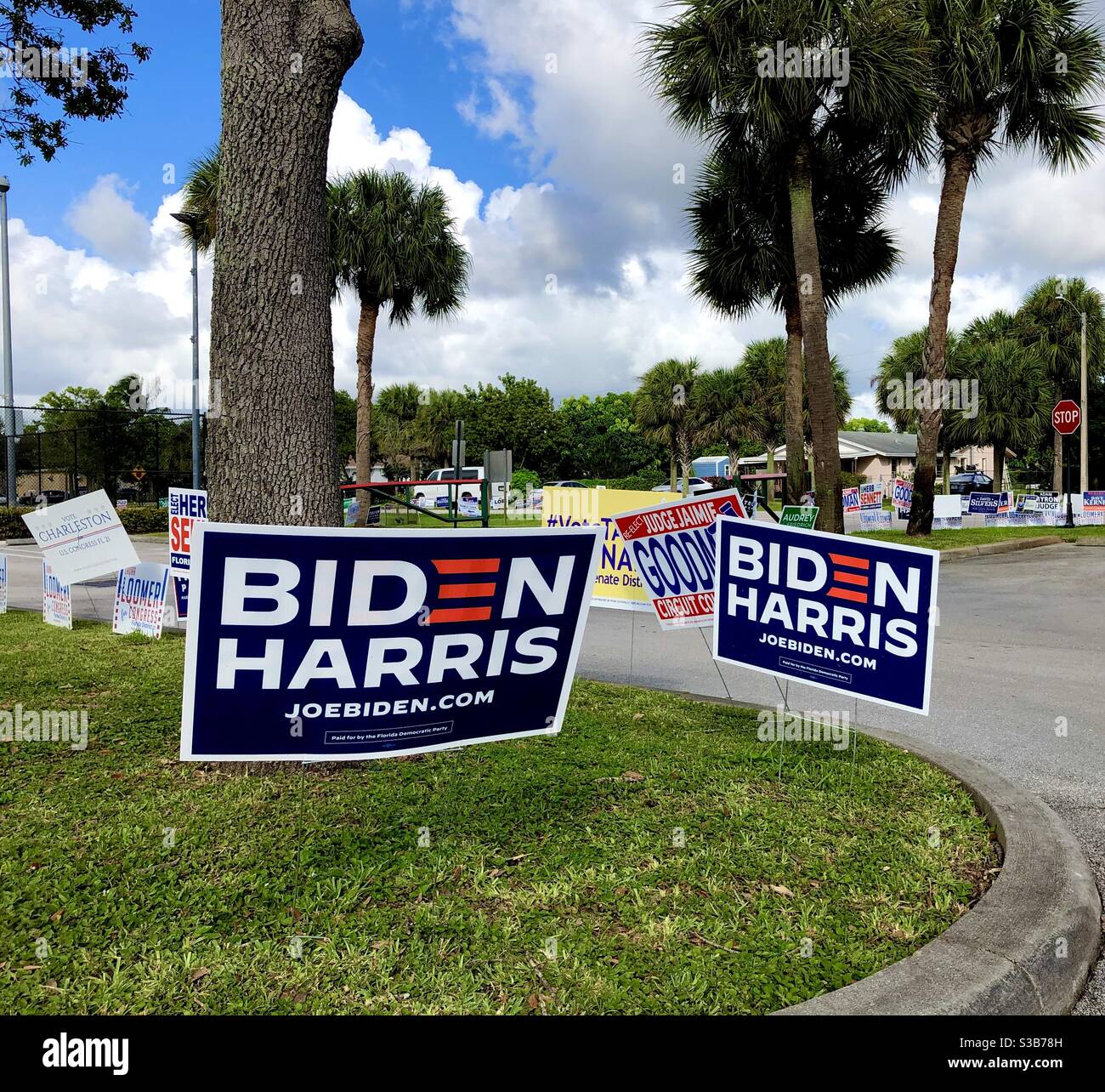 Biden/Harris Kampagne Zeichen vor einem Wahlort in Florida, 2020. Stockfoto