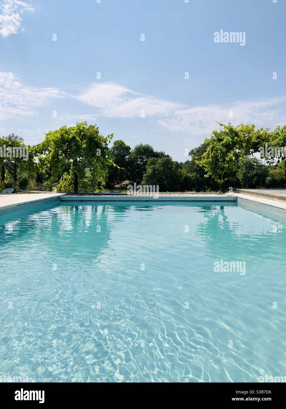 Swimmingpool mit klarem Wasser in Wasserfarbe - Smartphone-aufgenommenes Stockfoto
