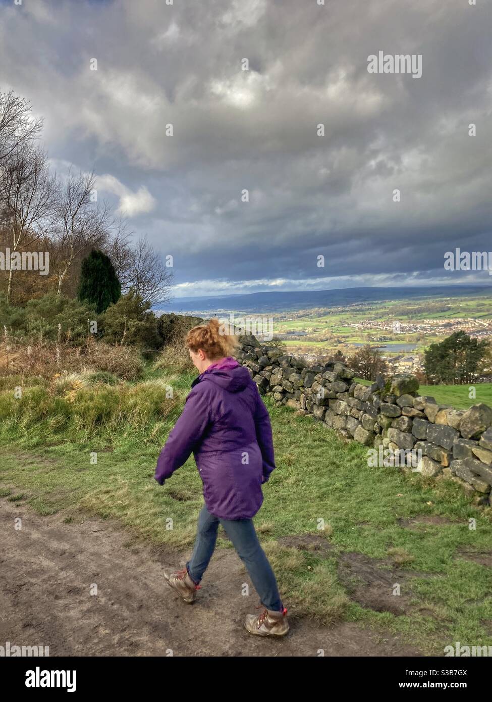 Frau beim Spaziergang auf Otley Chevin West Yorkshire Stockfoto