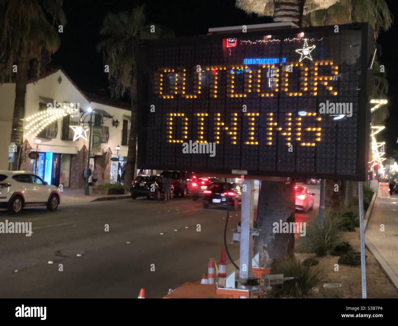 Palm Springs, USA. November 2020. Essen im Freien Schild als Palm Springs geht zurück zu violetten Tier als die Coronavirus-Infektionen Spitze im ganzen Land. - Smartphone-aufgenommenes Stockfoto