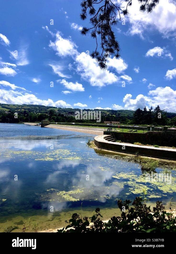 Blagdon Lake in Somerset, schöner Freiwassersee mit überhängenden Bäumen Stockfoto