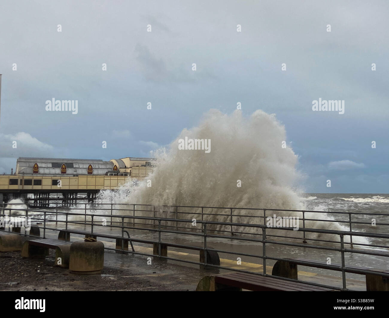 Aberystwyth, West Wales, Großbritannien. Montag, 16. November 2020. News: Stürmisches und windiges Wetter überzieht die Meeresmauern von Aberystwyth und verursacht riesige Wellen. Bildnachweis ©️ Rose Voon /Alamy Live News. Stockfoto
