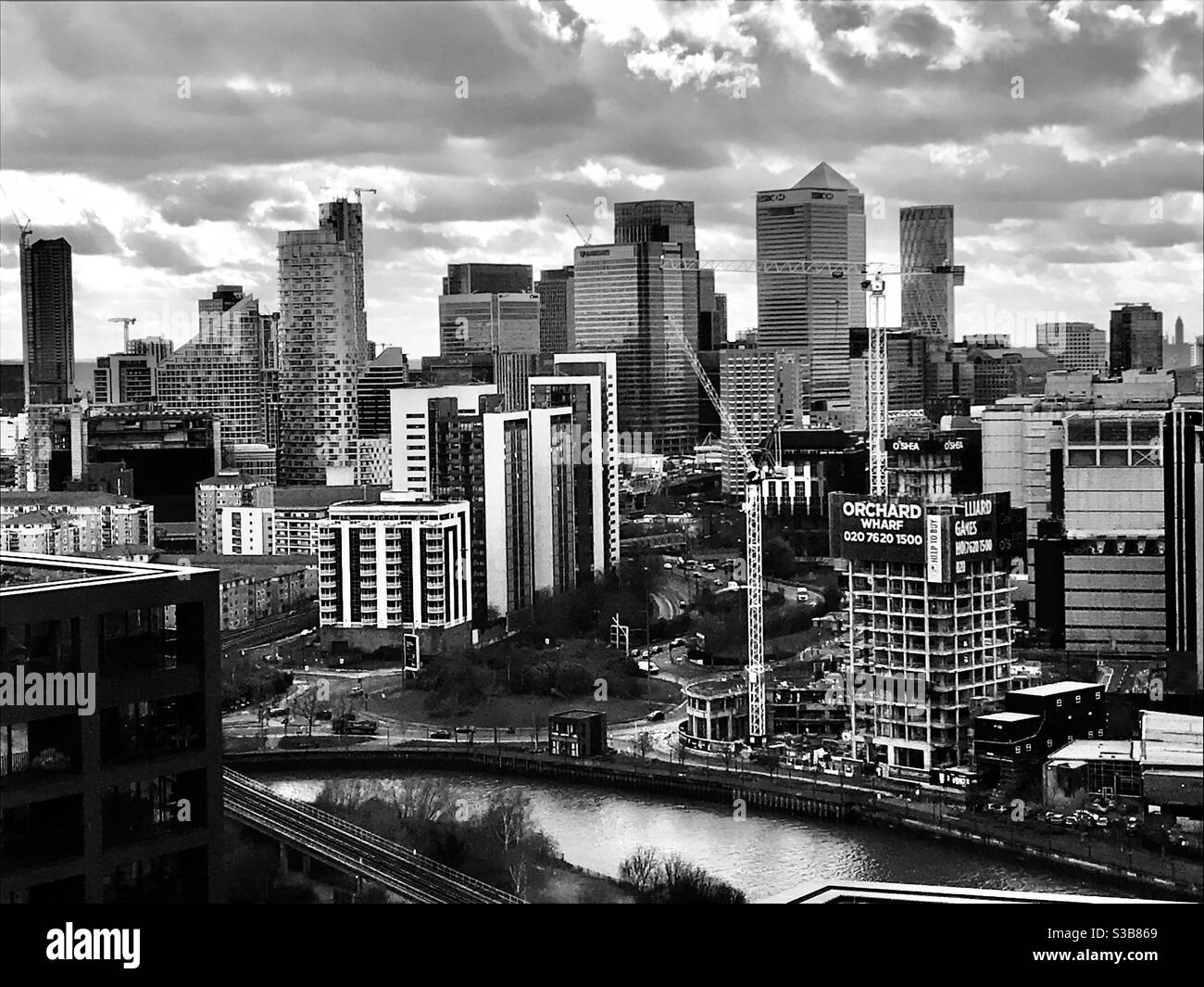 Eine erhöhte Ansicht der Bürotürme bei Canary Wharf, Docklands, London East End, UK Stockfoto