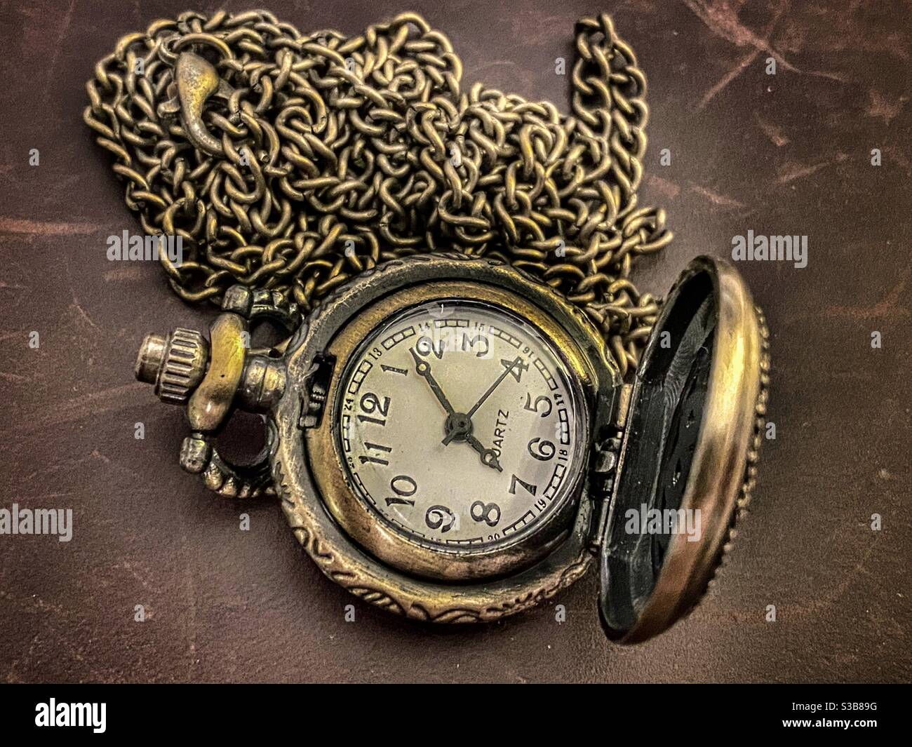 Taschenuhr Aus Messing - Smartphone-aufgenommenes Stockfoto