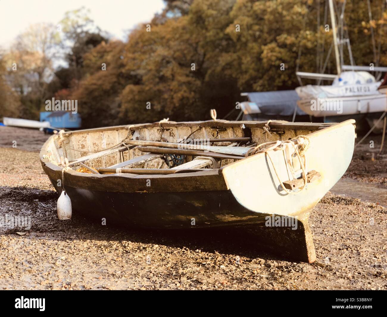 Nahaufnahme des hölzernen Schlauchbootes in pill Creek - Smartphone-aufgenommenes Stockfoto