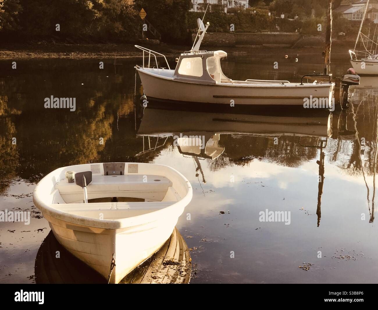 Zwei Boote spiegeln sich in pill Creek wider - Smartphone-aufgenommenes Stockfoto