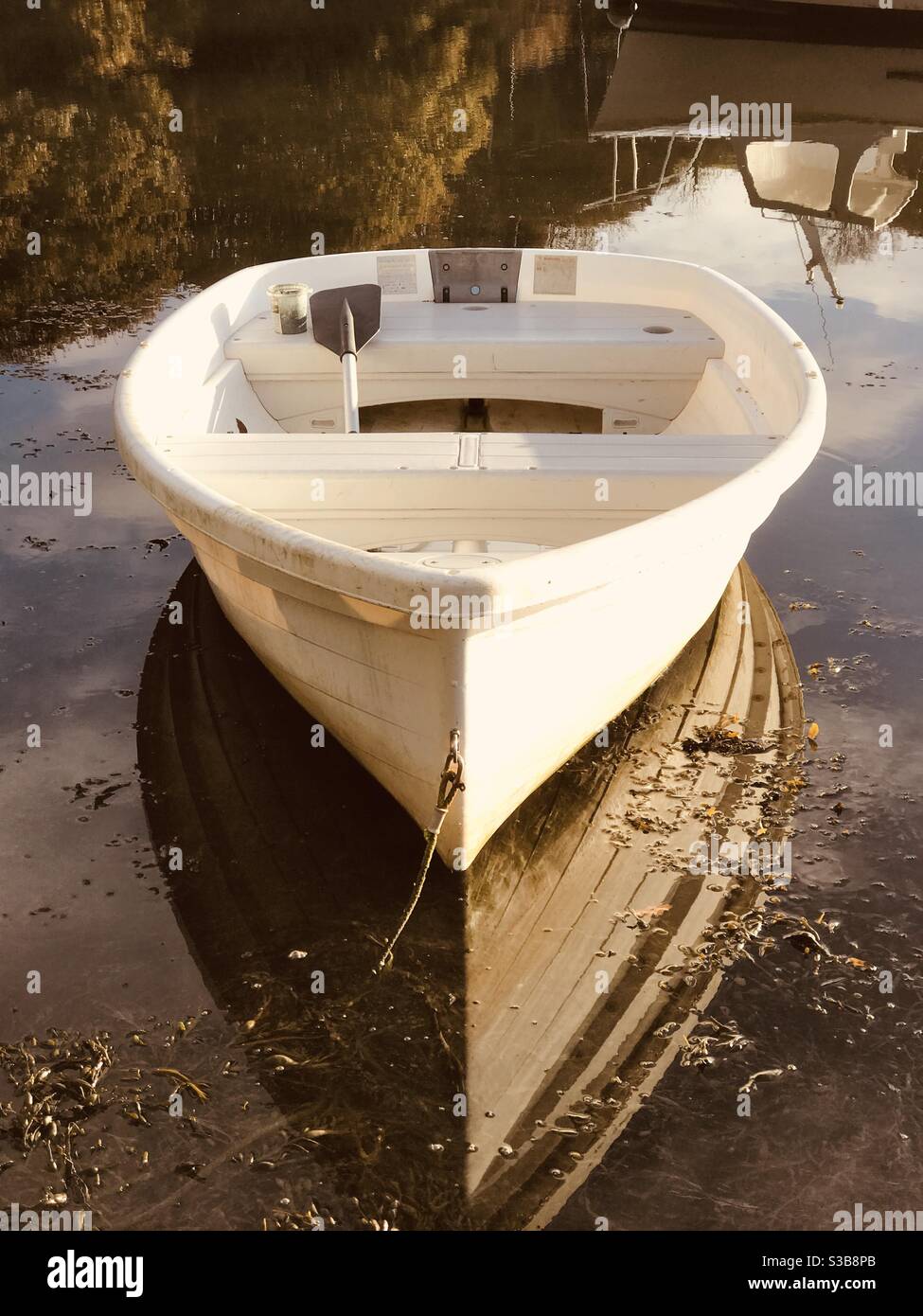 Weißes Beiboot spiegelt sich in pill Creek wider - Smartphone-aufgenommenes Stockfoto
