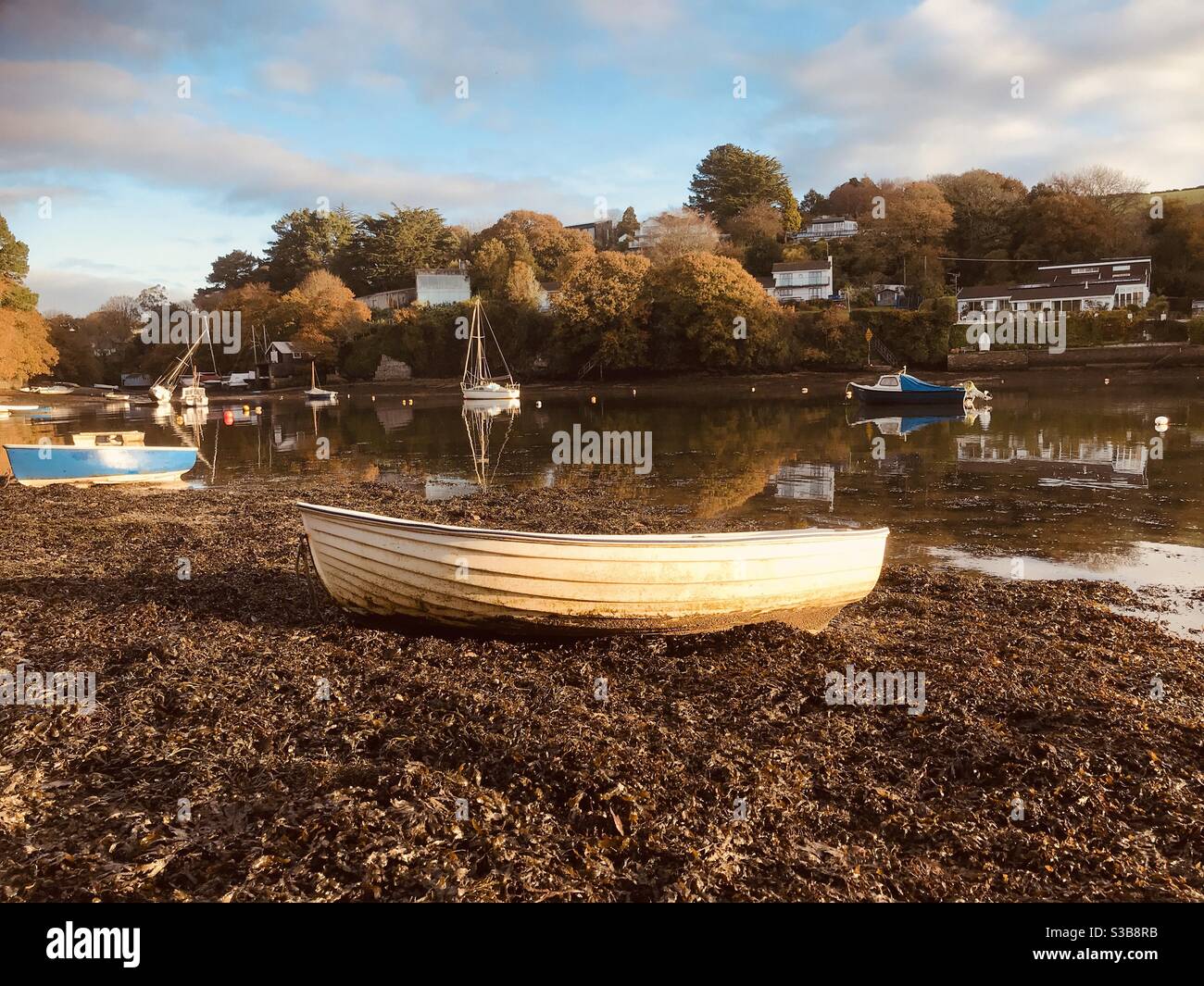 Weißes Beiboot im Zentrum von pill Creek Idylle - Smartphone-aufgenommenes Stockfoto