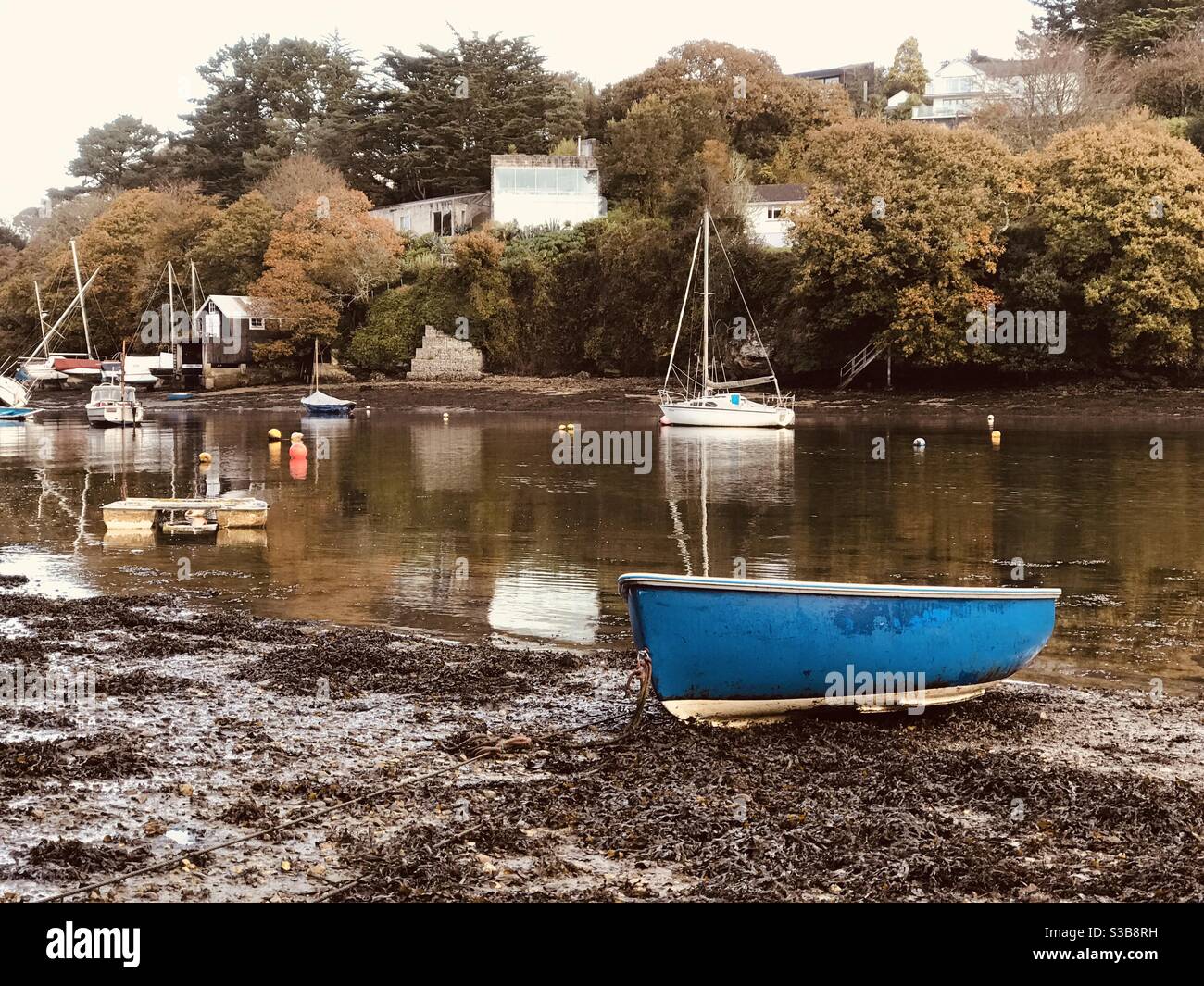 Blaues Schlauchboot am Ufer in pill Creek - Smartphone-aufgenommenes Stockfoto
