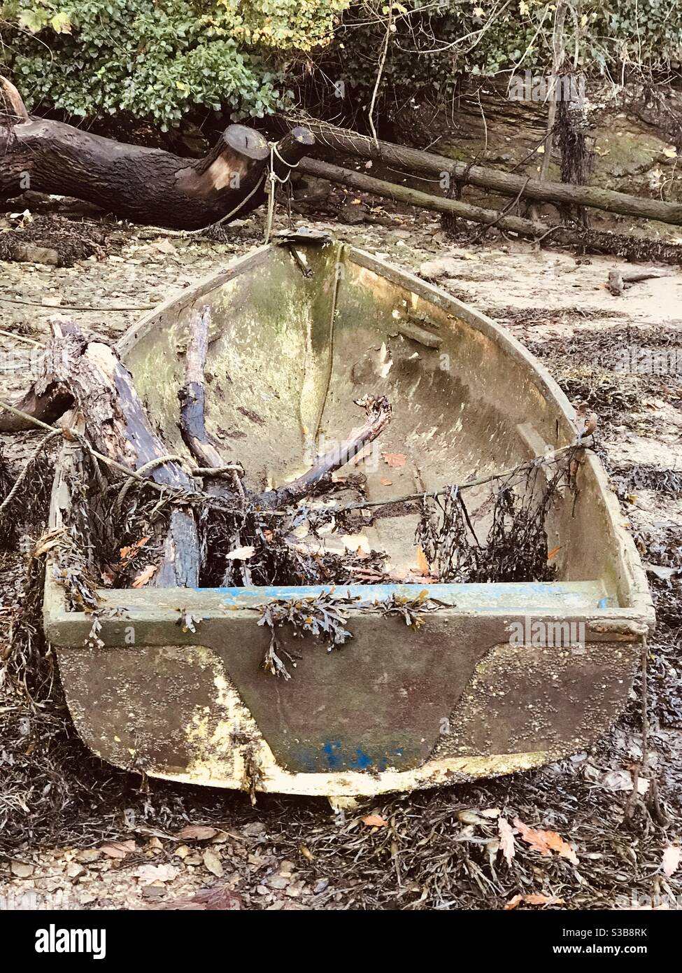 Stilles Schlauchboot in pill Creek - Smartphone-aufgenommenes Stockfoto