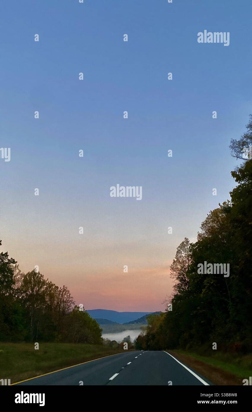 Blue Ridge Mountains am Horizont bei Sonnenaufgang. Shenandoah Valley, Virginia. Stockfoto