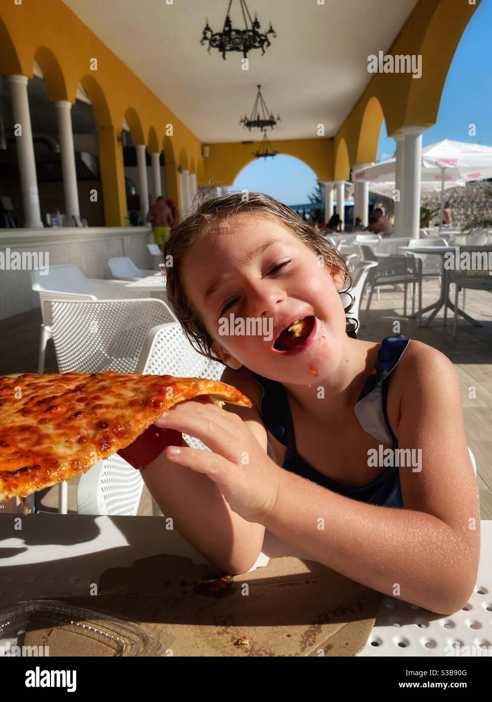 Kleinkind Pizza essen Stockfoto