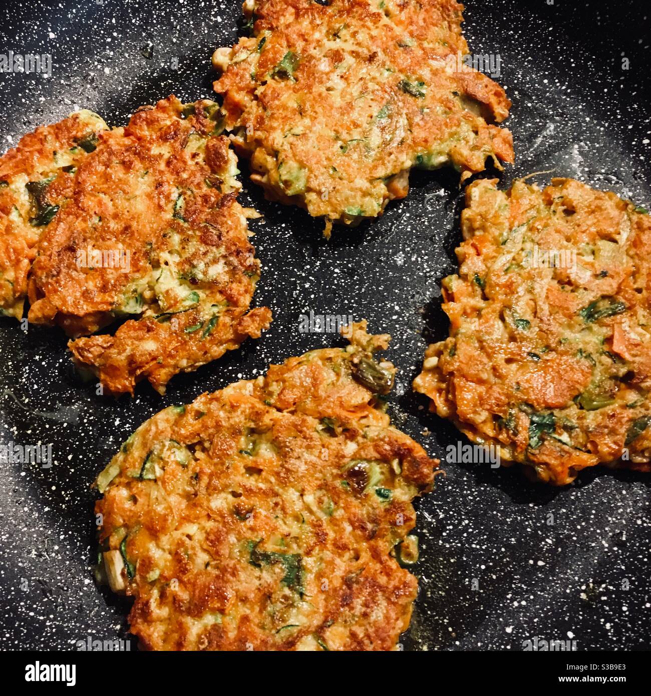 Gemüsefritter Kochen in der Pfanne. Stockfoto