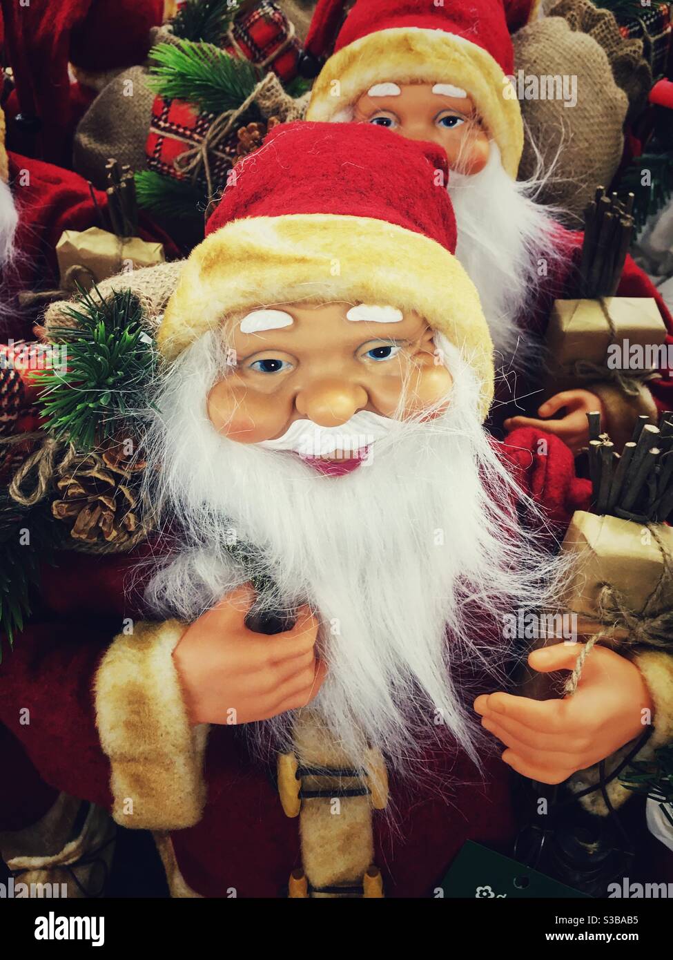 Vater Weihnachtsfigur in einem britischen Gartencenter. - Smartphone-aufgenommenes Stockfoto