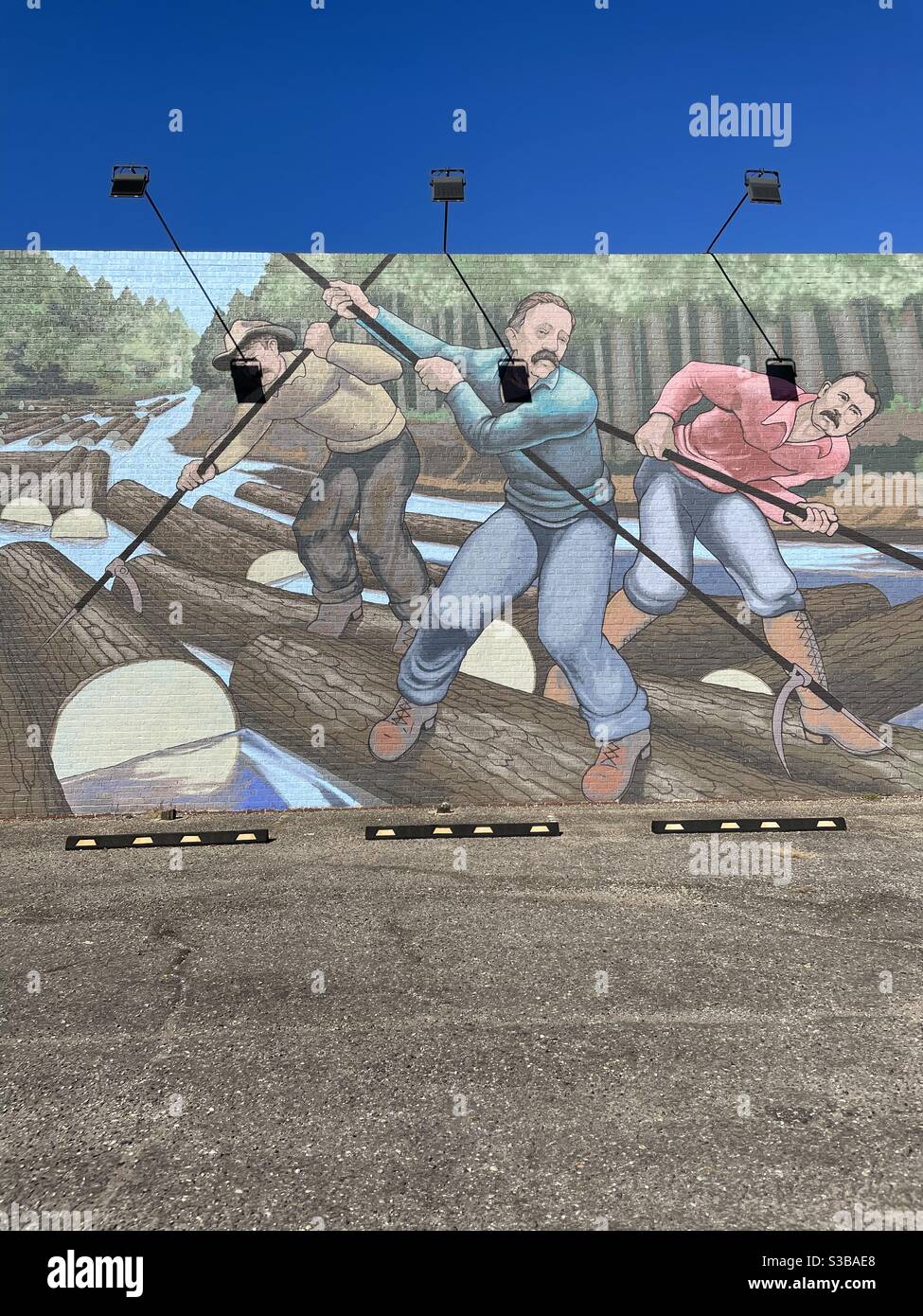 Street Art von drei Männern Holzfäller - Smartphone-aufgenommenes Stockfoto